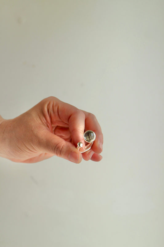 GYOKU RIN • In Lay Ring #03
▪︎Green Amethyst
(In Lay: Garnet + Blue Zircon)
Size: #14